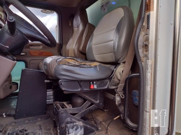 2008-peterbilt-365-image-14