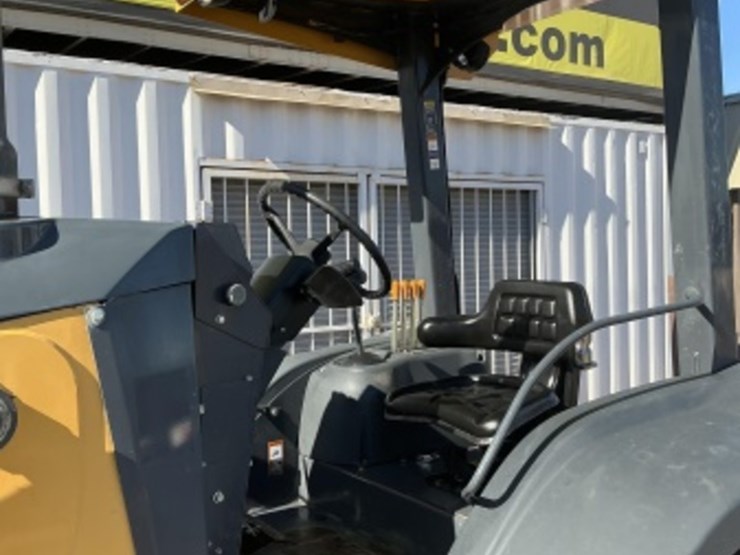 2015-deere-210l-image-35