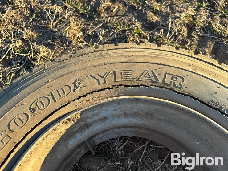 10r22.5-tire-&-rim-image-10