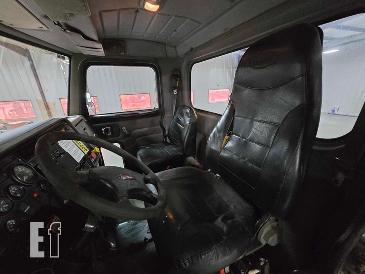 2010-peterbilt-340-image-9