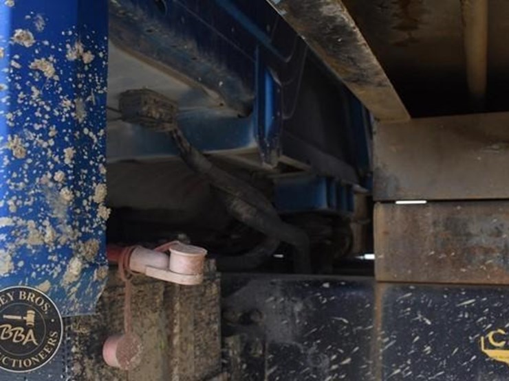 2000-freightliner-fl70-image-22