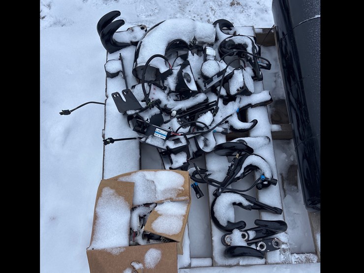 #6551-•-e1.-two-air-tanks-and-backup-alarms-and-tow-hooks-image-2