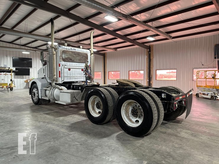 2005-peterbilt-385-image-4