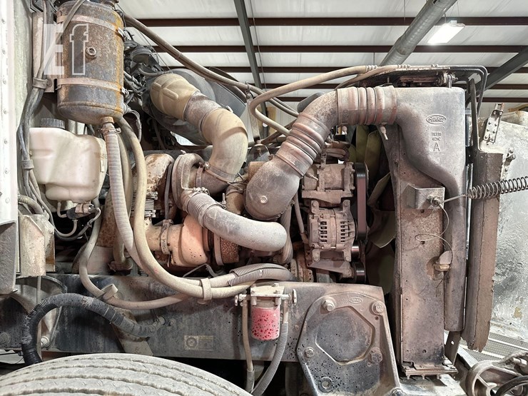 2005-peterbilt-385-image-27