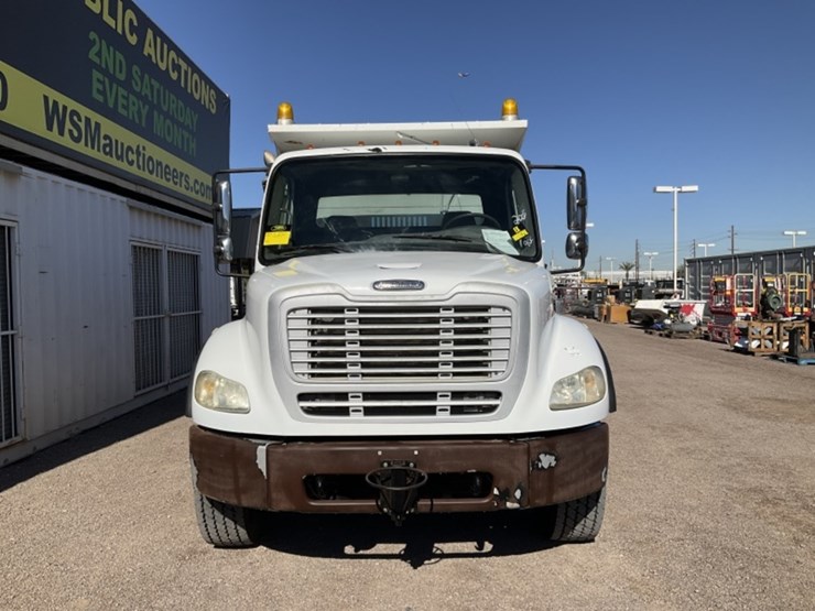 2005-freightliner-m2-dump-truck-image-3