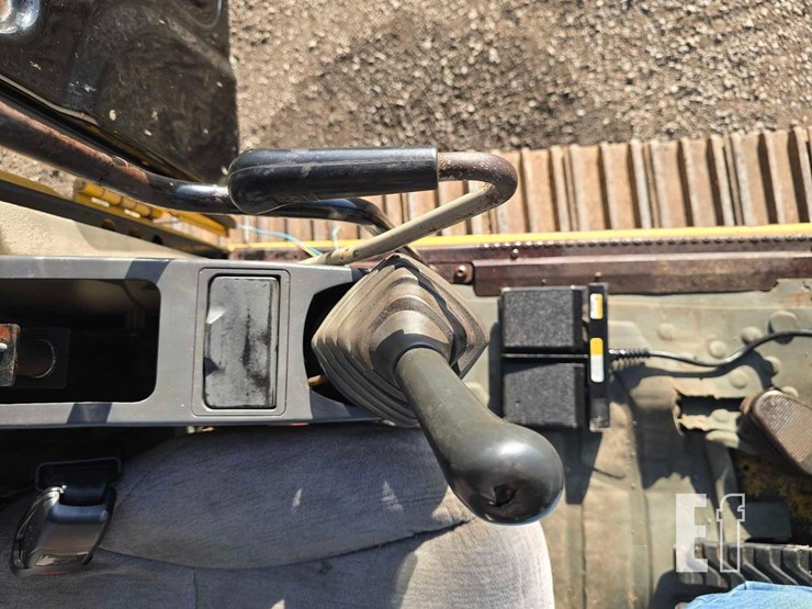 2005-caterpillar-322c-image-32