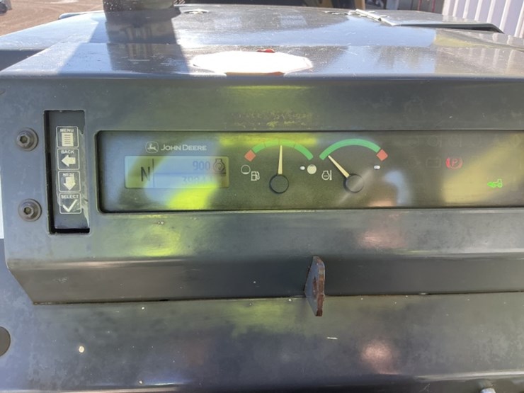 2015-deere-210l-image-30