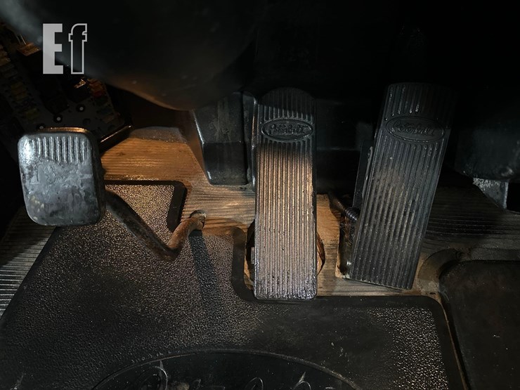 2005-peterbilt-385-image-15