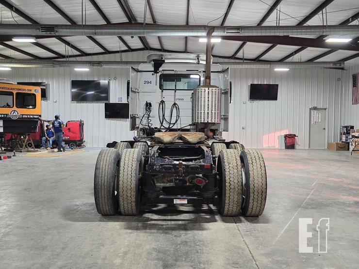 2013-volvo-vnl64t300-image-8