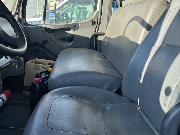 2007-freightliner-business-class-m2-106-image-52