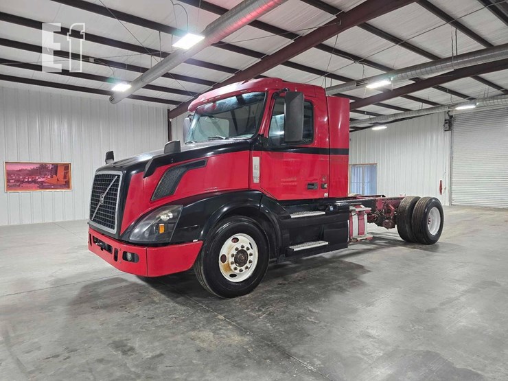 2017-volvo-vnl42300-image-1