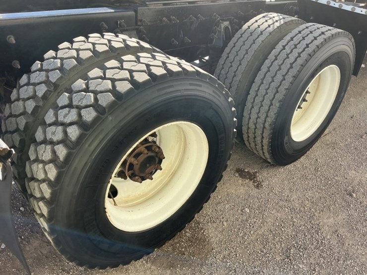 2011-international-7600-image-11