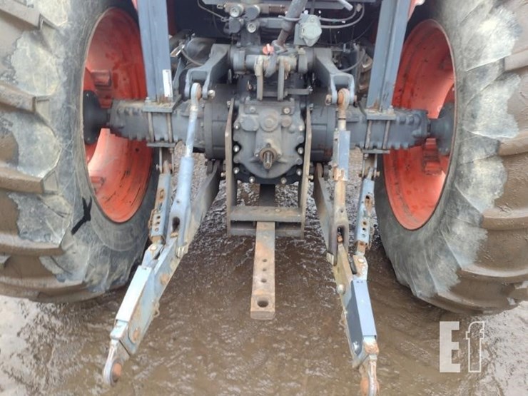 10-kubota-m108-tractor-image-21