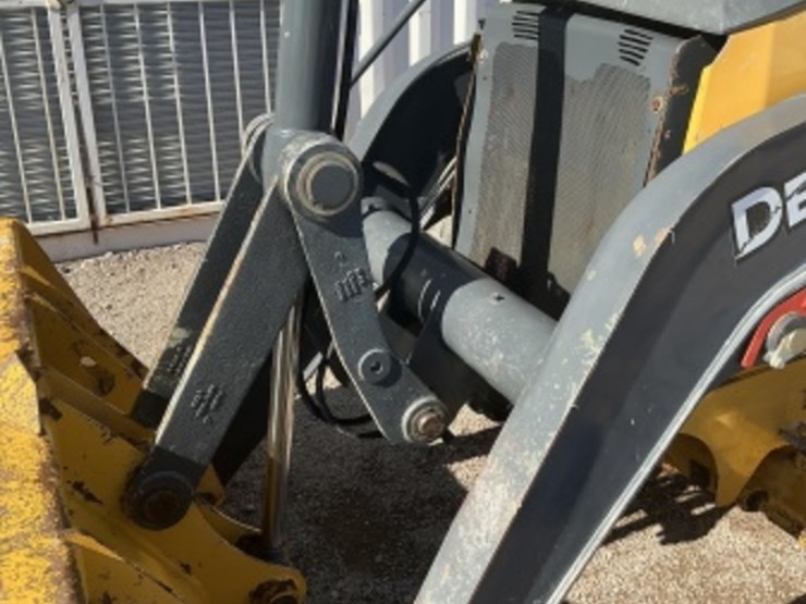 2015-deere-210l-image-21