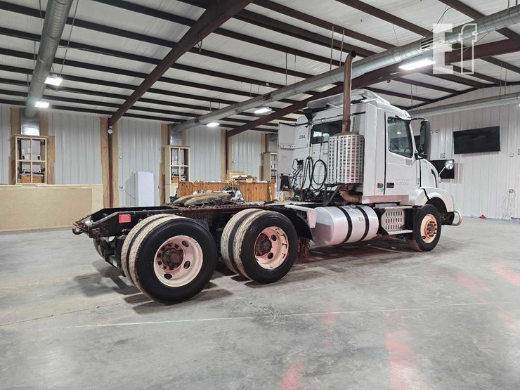 2013-volvo-vnl64t300-image-3