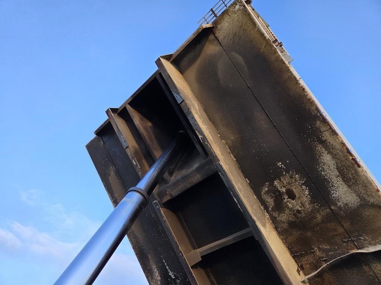 1990-peterbilt-379-image-36