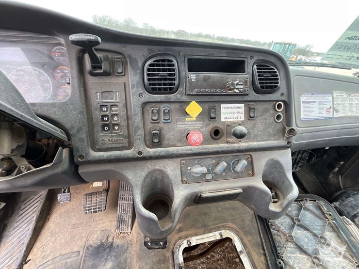 2018-freightliner-m2-106-image-13