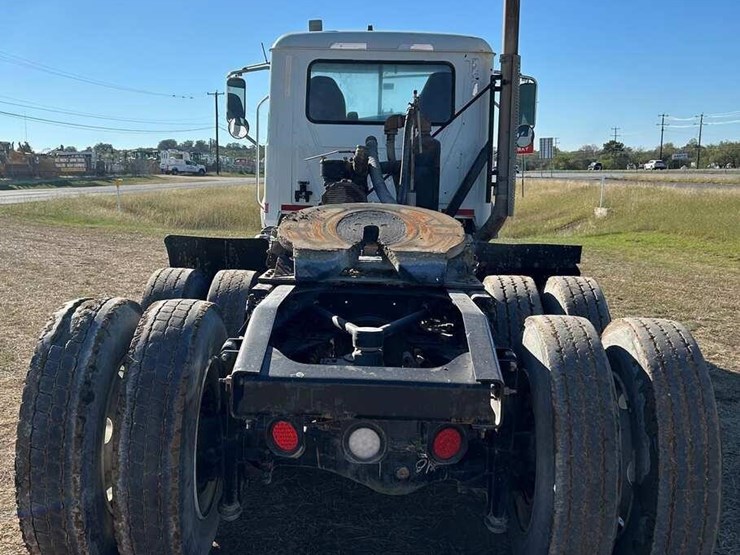 2020-mack-granite-64ft-image-2