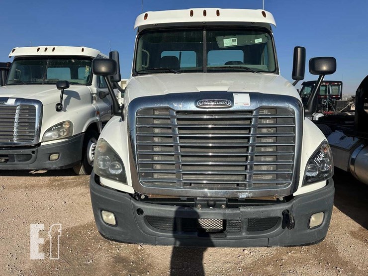 2013-freightliner-cascadia-125-image-2