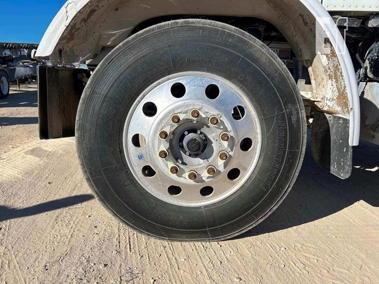 2016-peterbilt-365-image-9