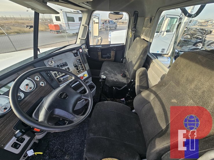 2022-freightliner-coronado-122-sd-image-12