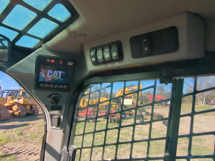 2020-caterpillar-299d-image-12