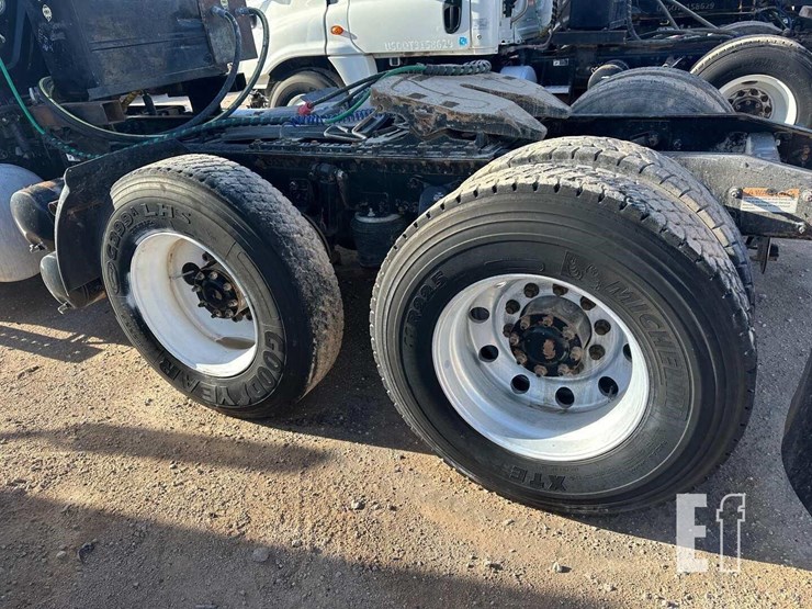 2013-freightliner-cascadia-125-image-7