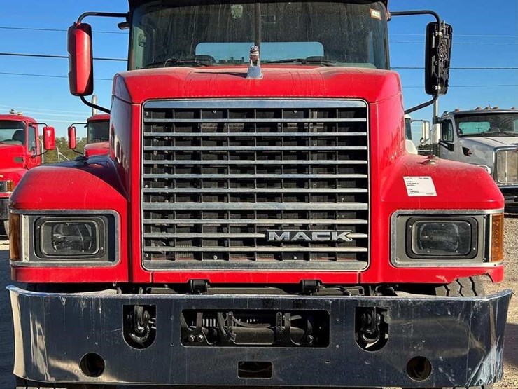 2020-mack-pinnacle-64t-image-13