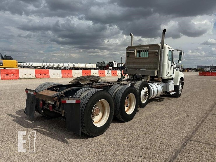 2011-mack-pinnacle-chu613-image-3