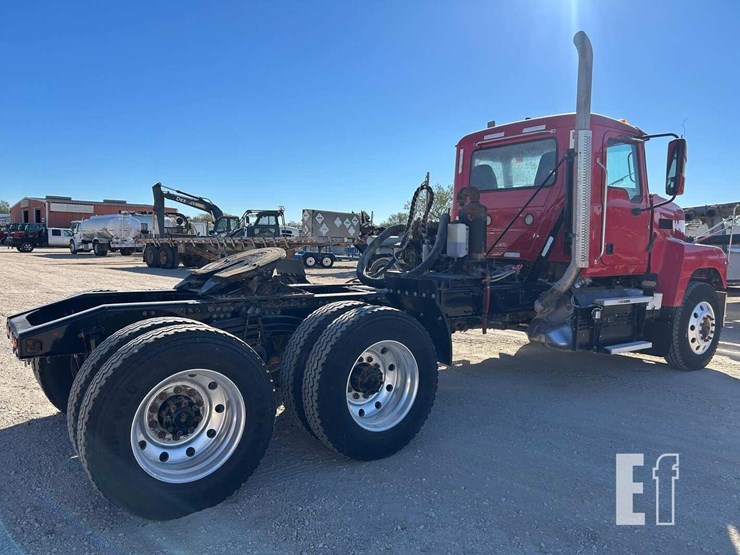 2020-mack-pinnacle-64t-image-3