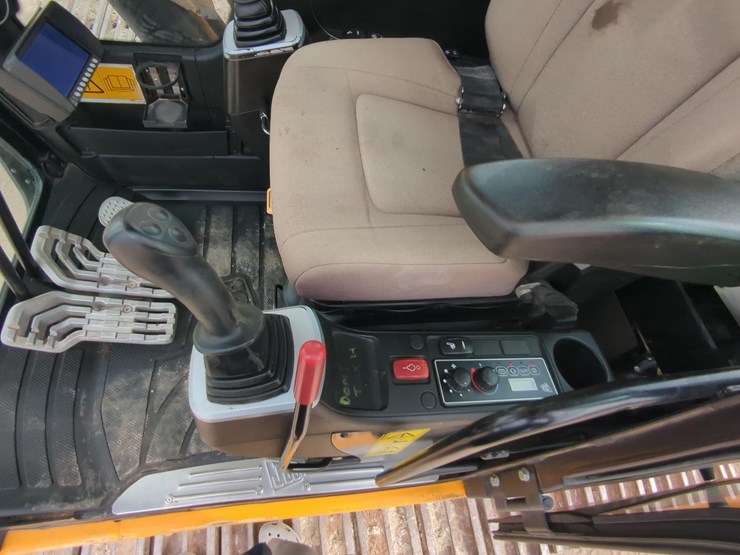 2020-jcb-js300-lc-image-21