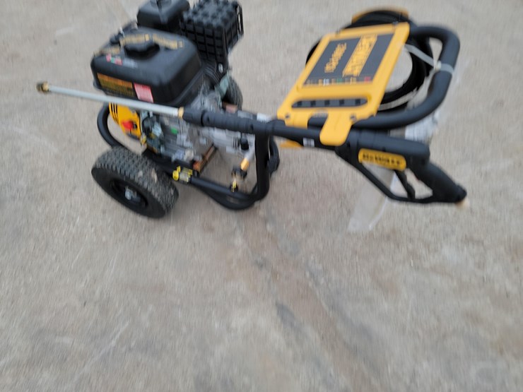 new-dewalt-dxpw3300-3300psi-pressure-washer-image-2
