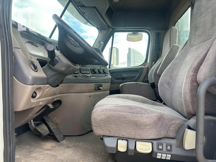 2014-freightliner-cascadia-125-image-7