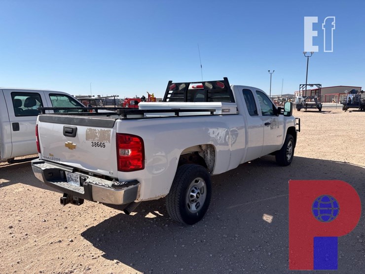 2011-chevrolet-silverado-2500hd-image-3