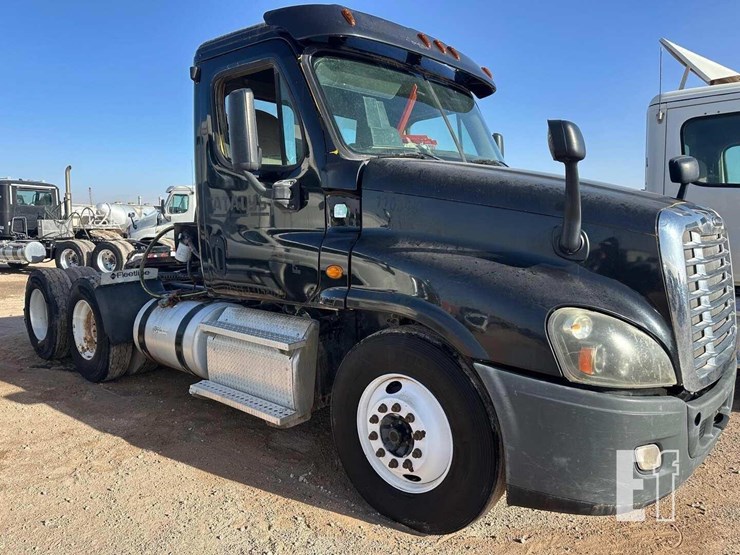 2013-freightliner-cascadia-125-image-3
