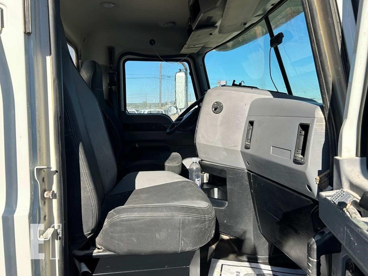 2020-mack-granite-64ft-image-8