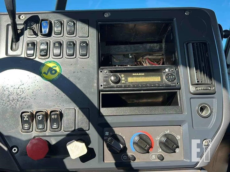 2013-mack-pinnacle-chu613-image-11