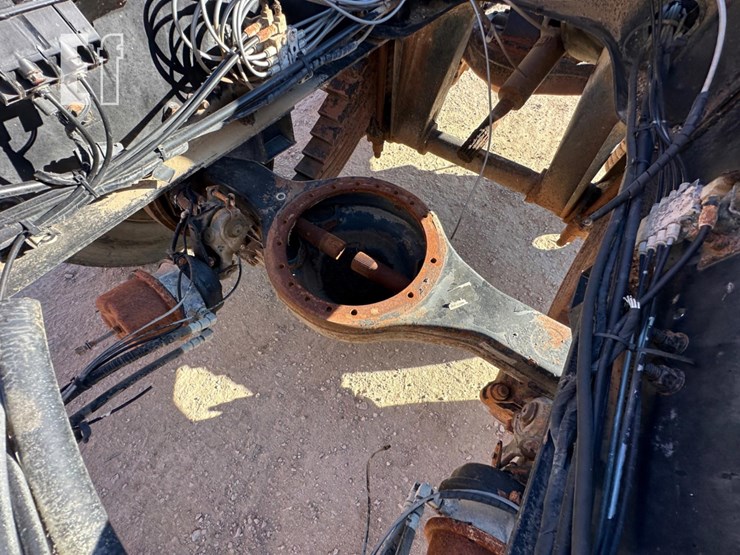 2012-mack-granite-gu713-image-13