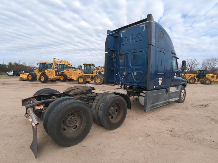 2015-freightliner-cascadia-125-image-4