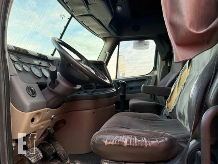 2009-freightliner-cascadia-125-image-6