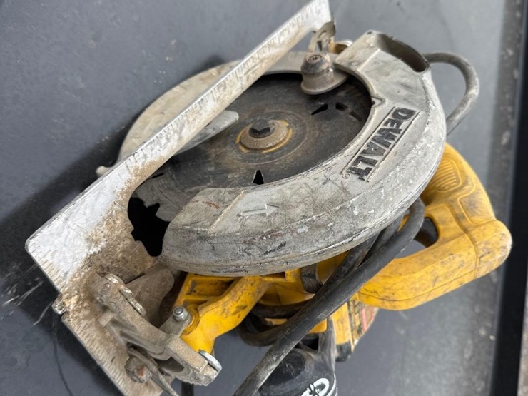 dewalt-electric-circular-saw-image-2