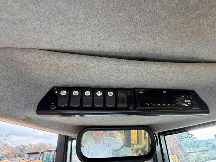 2017-caterpillar-d6n-lgp-image-24