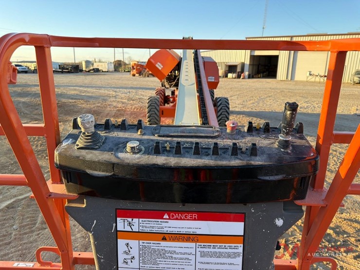 2015-jlg-800s-image-10
