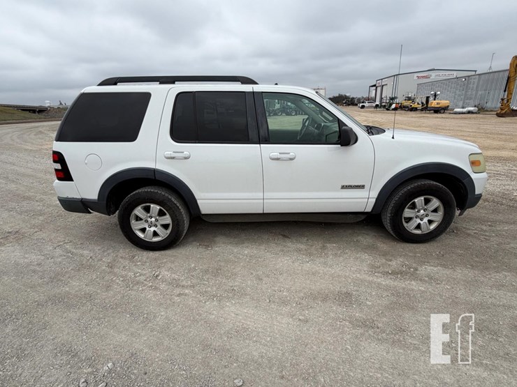 2007-ford-explorer-xlt-image-4