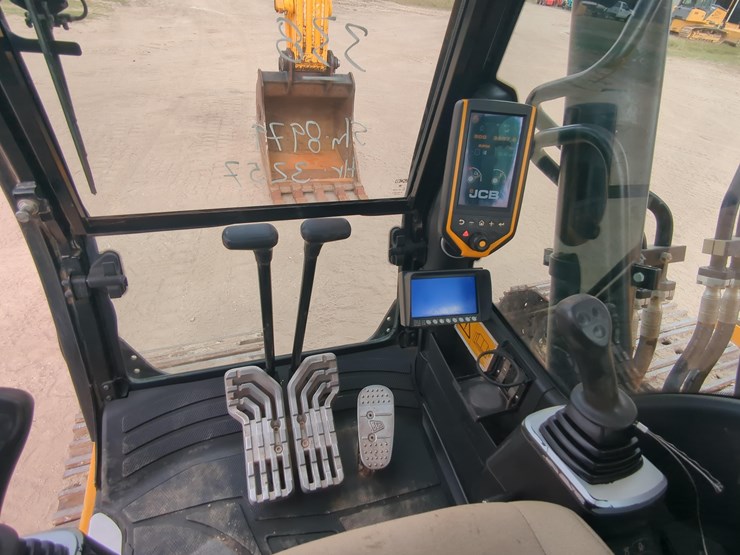 2020-jcb-js300-lc-image-22