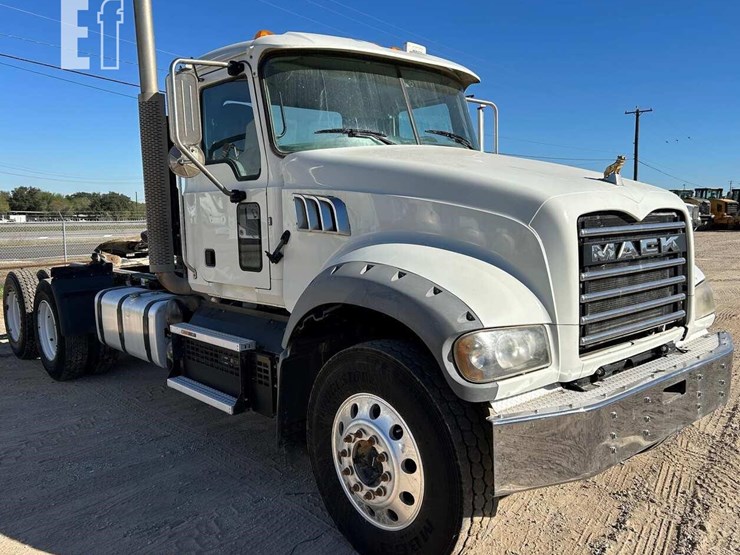 2020-mack-granite-64ft-image-2