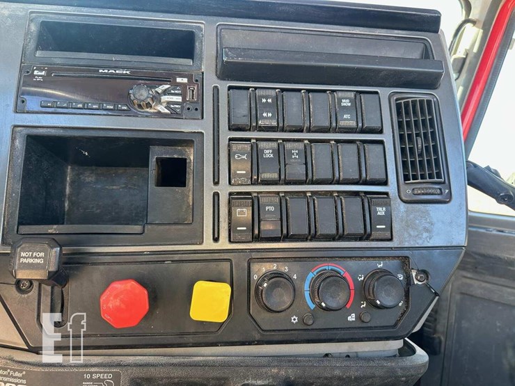 2020-mack-pinnacle-64t-image-8