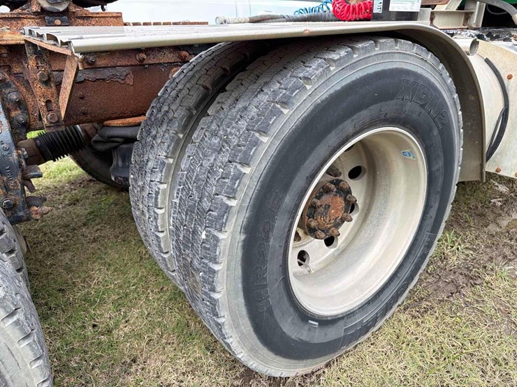 2014-peterbilt-386-image-12