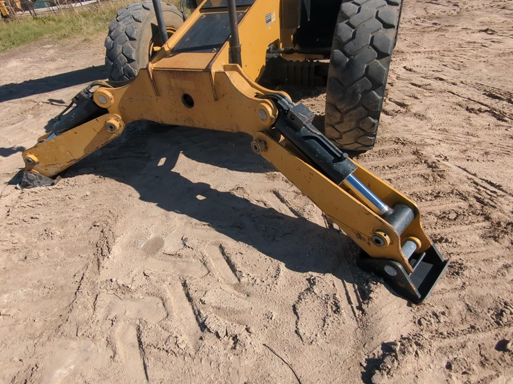 2019-caterpillar-tl1055d-image-7