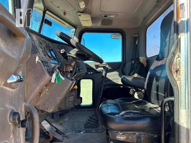 2016-peterbilt-365-image-11